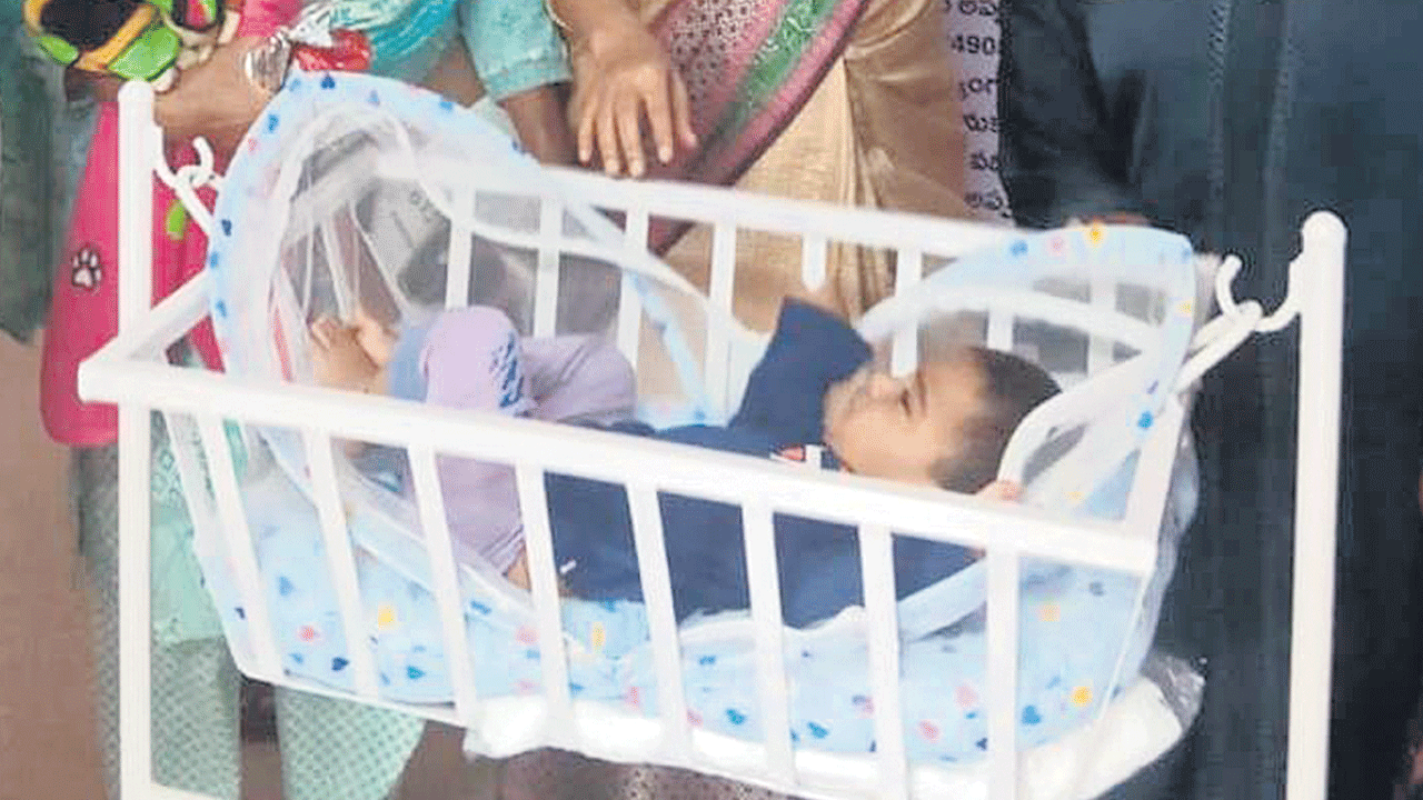 కరిగిన పేగుబంధం.. ఉయ్యాలలో వదిలేసిన బాబు కోసం తల్లడిల్లిన తల్లిదండ్రులు