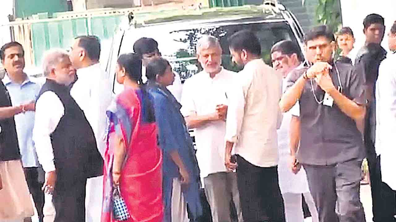 ఢిల్లీలో మంత్రులు.. కష్టాల్లో ప్రజలు