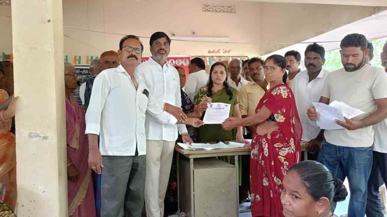 అధికారుల్లేకుండా గ్రామంలో సభ..