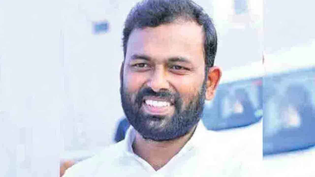 తెలంగాణలో మీనాక్షి పాదయాత్ర సిగ్గుచేటు