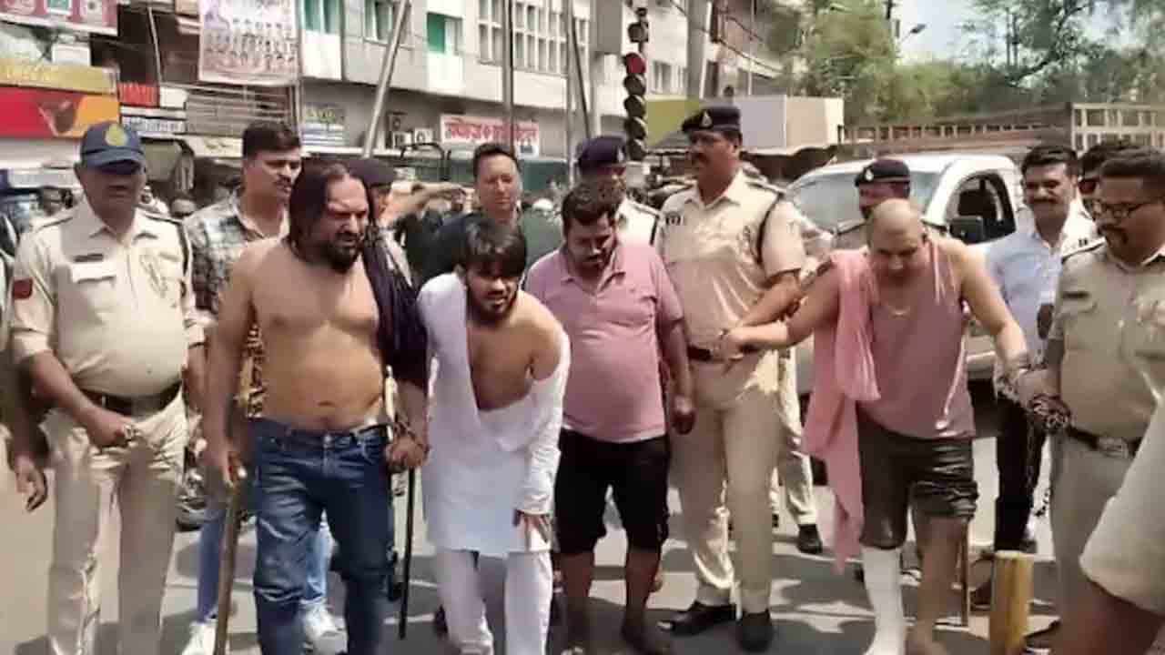 Cops Parade Gangster, Shaved Head | గ్యాంగ్‌స్టర్‌కు గుండు కొట్టించి ఊరేగించిన పోలీసులు.. కోర్టును ఆశ్రయించిన భార్య, దర్యాప్తునకు ఆదేశం