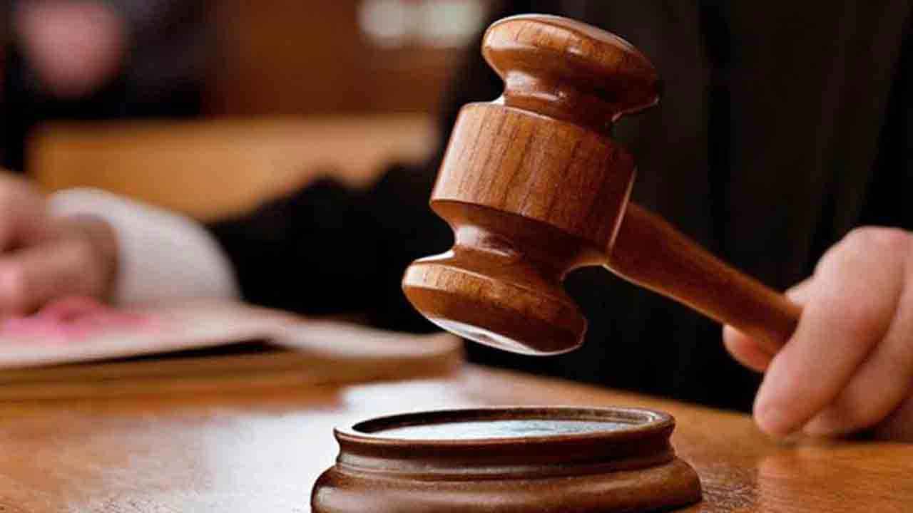 నిందితుల హాజరుకు ఆలస్యమెందుకైంది?.. మహాన్యూస్‌ కేసులో పోలీసులకు కోర్టు షోకాజ్‌