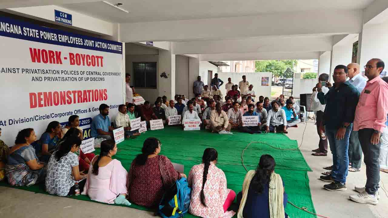 Current Privatization | విద్యుత్ ప్రైవేటీకరణకు వ్యతిరేకంగా విద్యుత్ ఉద్యోగులు, సంఘాల నేతల ఆందోళన