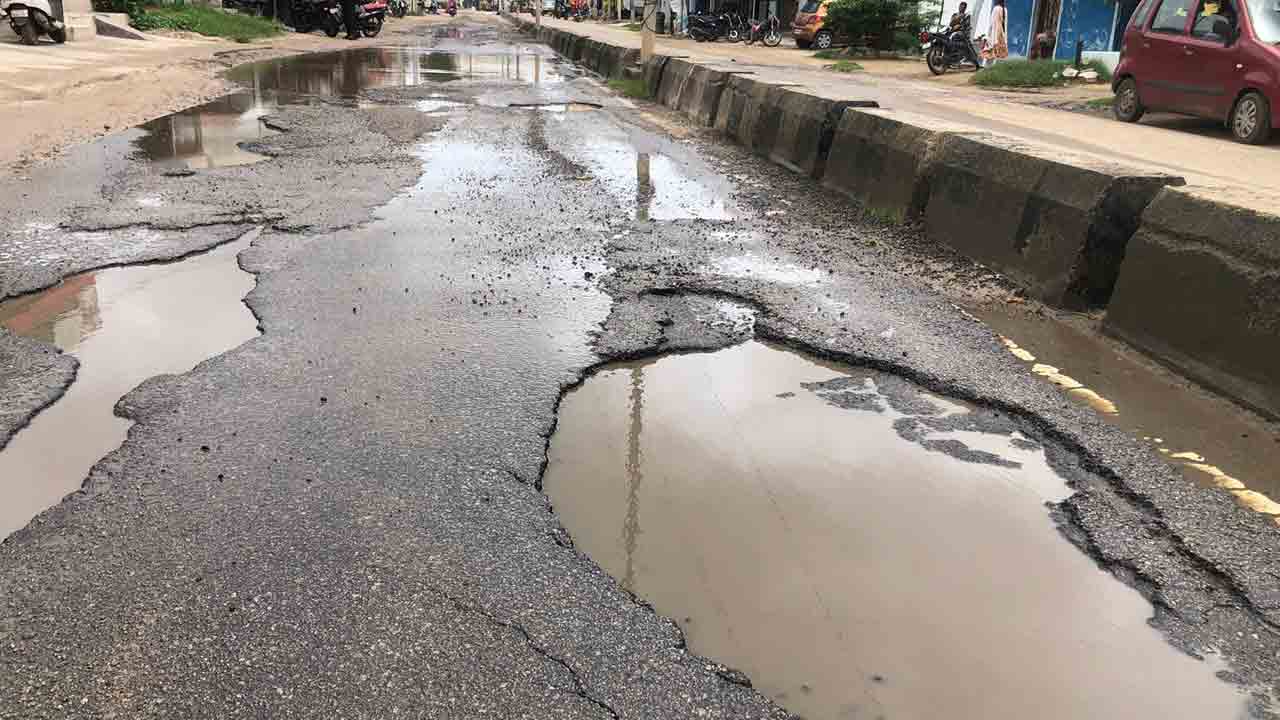 Dangerous Roads | నిత్యం ప్రమాదపు అంచున.. రోడ్ల మరమ్మతుల కోసం ప్రజల ఎదురుచూపు