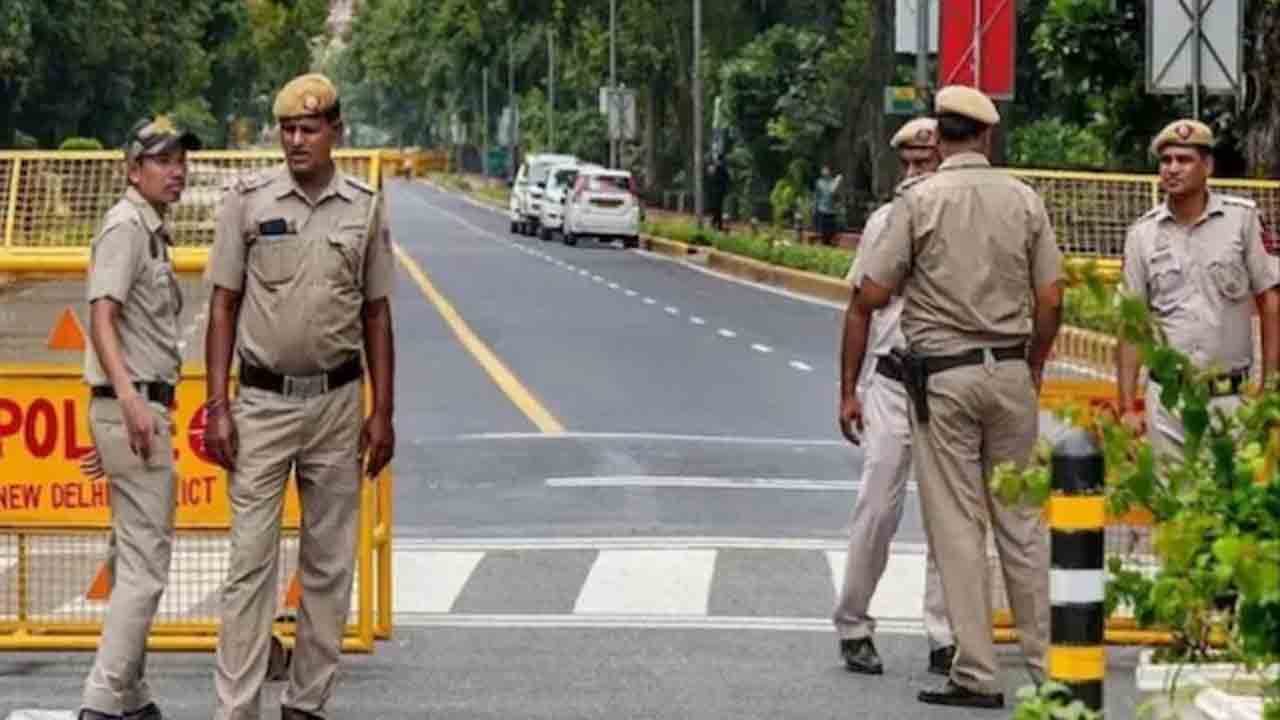 Bomb Threats | ఢిల్లీలోని పలు పాఠశాలలకు బాంబు బెదిరింపులు.. పోలీసులు అలర్ట్‌