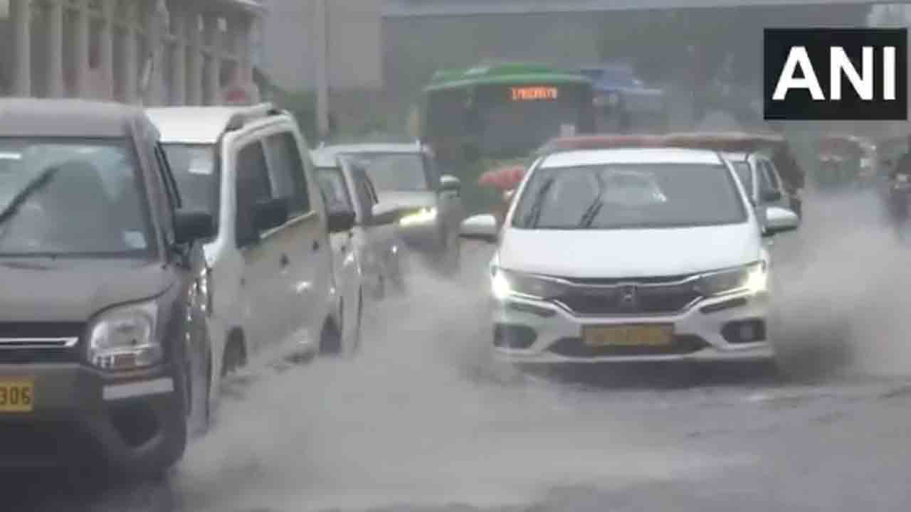 Heavy rain | ఢిల్లీలో భారీ వర్షం.. జలమయమైన రోడ్లు