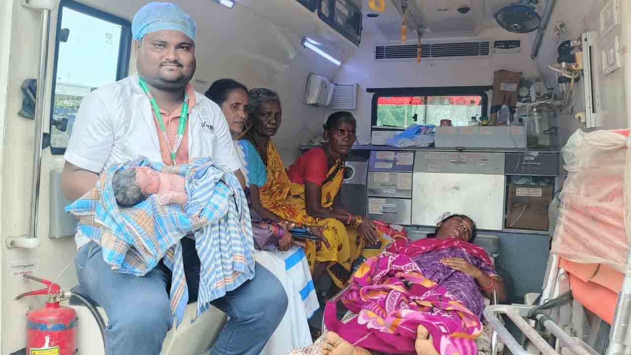 108 Ambulance | 108 అంబులెన్స్లో ప్రసవం.. తల్లి,బిడ్డ క్షేమం