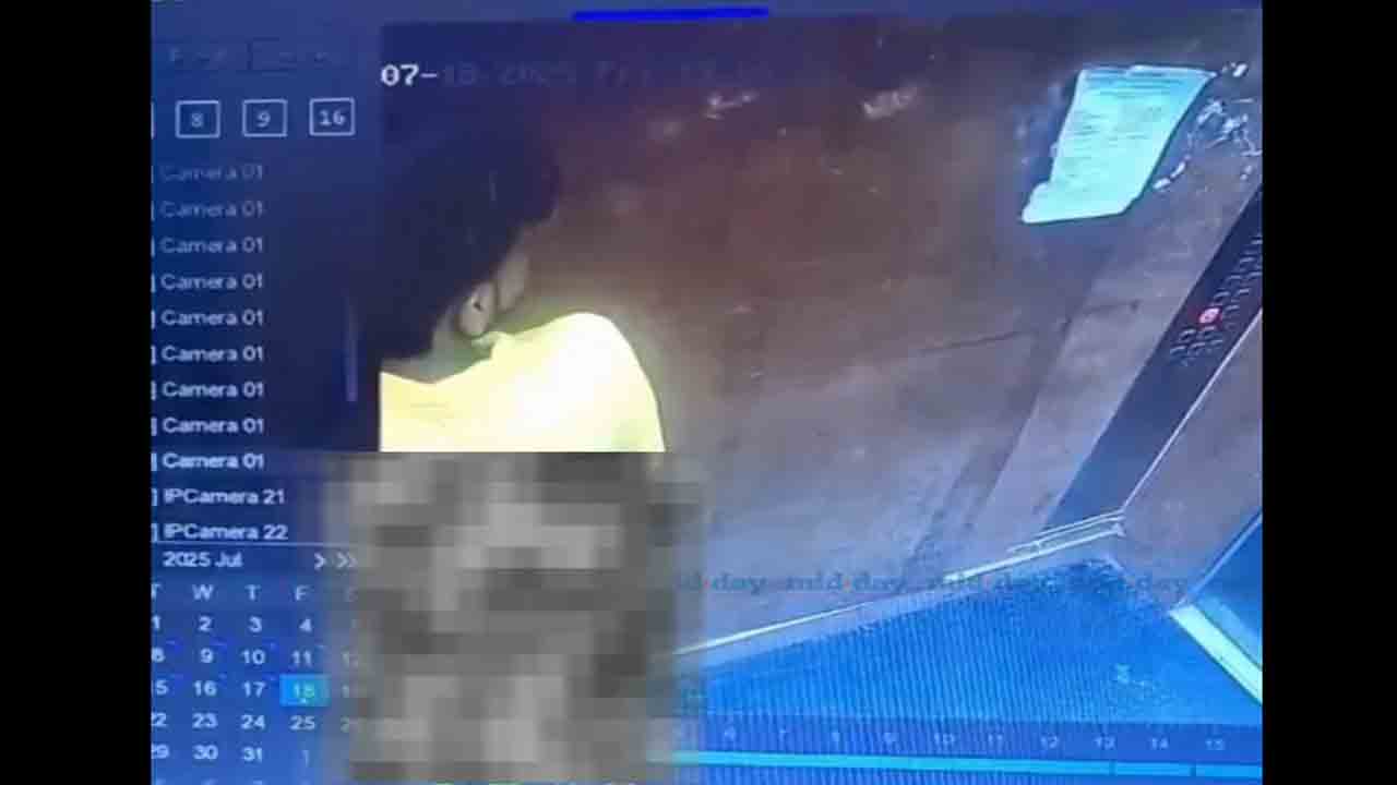 Urination | బిల్డింగ్‌ లిఫ్టులో మూత్ర విసర్జన.. డెలివరీ బాయ్‌కి దేహశుద్ధి.. Video