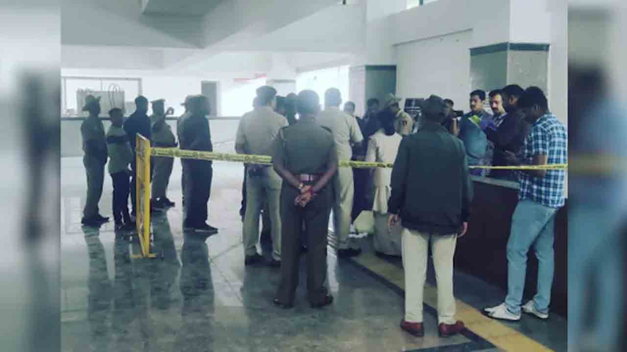 Detonators In Plastic Bag | బస్టాండ్లో కలకలం.. ప్లాస్టిక్ బ్యాగ్లో జెలటిన్ స్టిక్స్,   డిటోనేటర్లు