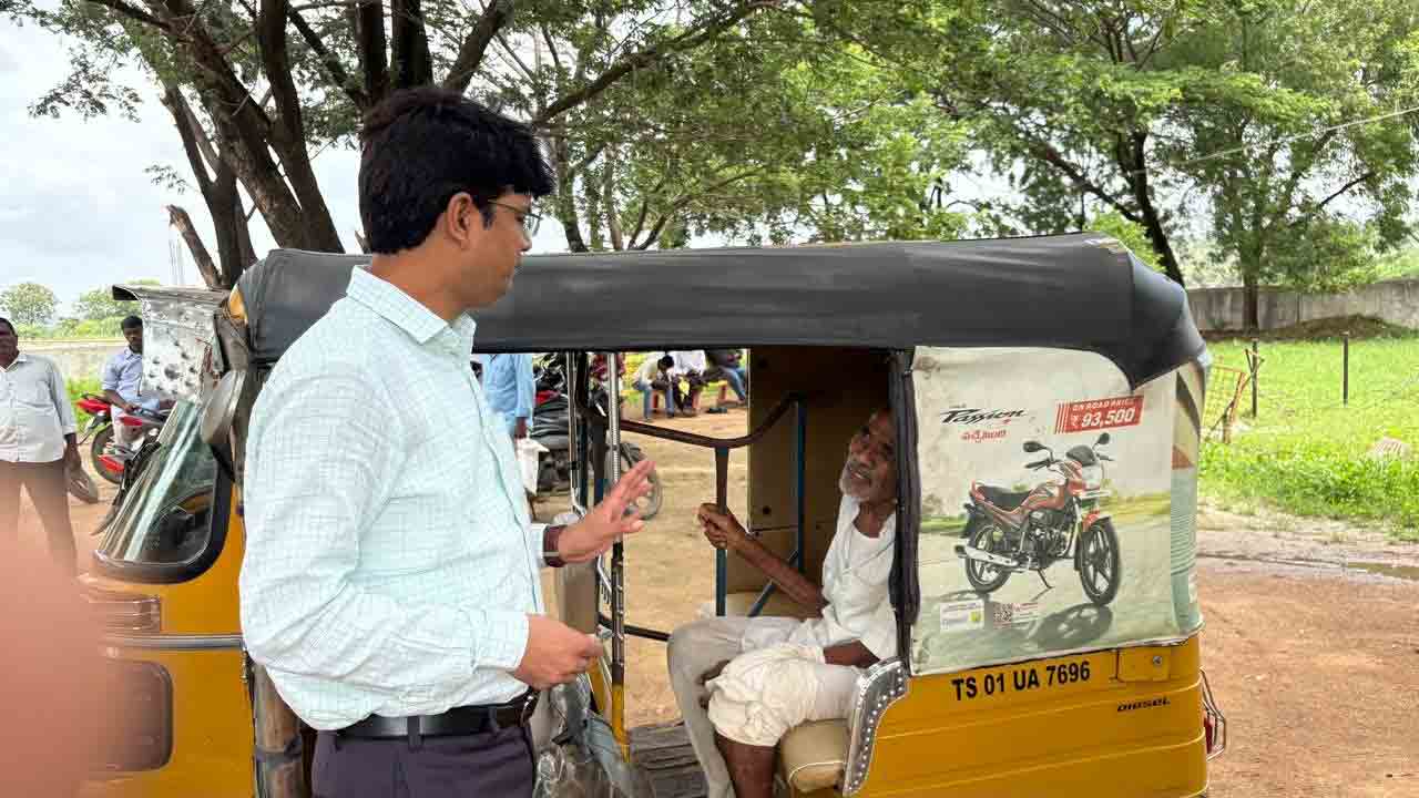 Tahsildar  | నడవలేని స్థితిలో ఉన్న రైతు వద్దకు వచ్చి సమస్యను తెలుసుకున్న తహసీల్దార్