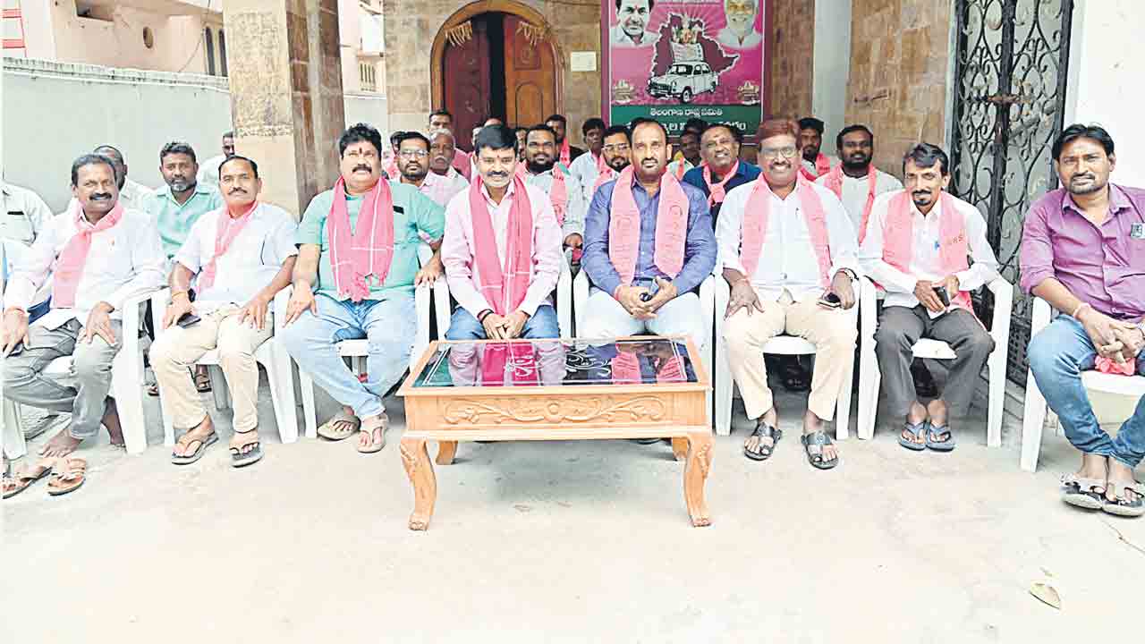 స్థాయిని మరిచి మాట్లాడొద్దు.. మాజీ ఎమ్మెల్యే దివాకర్‌రావుపై చేసిన వ్యాఖ్యలను వెనక్కి తీసుకోవాలి