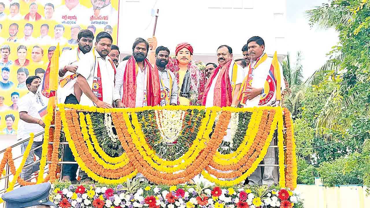 దొడ్డి కొమురయ్యను గౌరవించింది మేమే