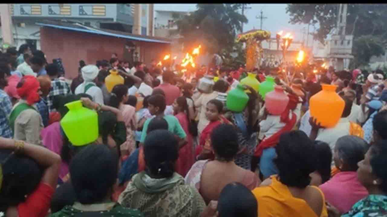 Dolarohanam | మొహరం వేడుకల్లో కన్నుల పండువగా డోలారోహణం