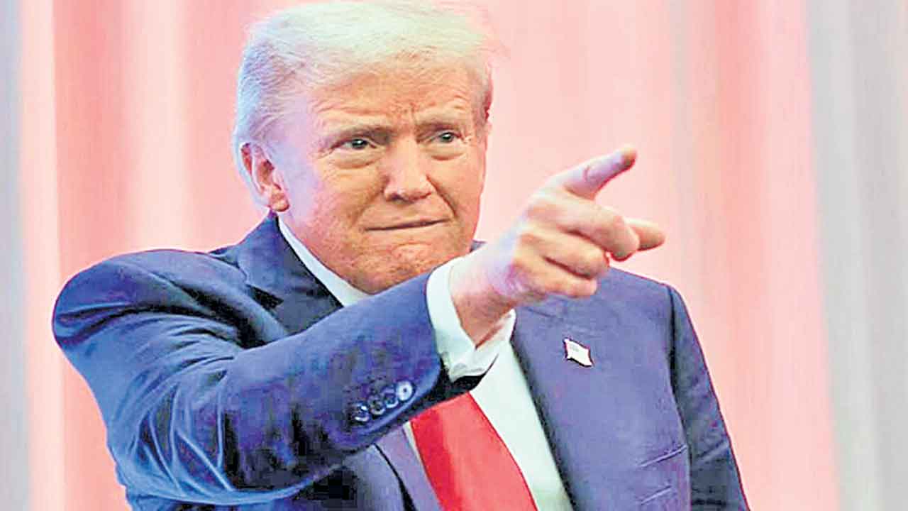 భారతీయులను నియమించుకోవద్దు.. టెక్‌ కంపెనీలకు ట్రంప్‌ ఆదేశం