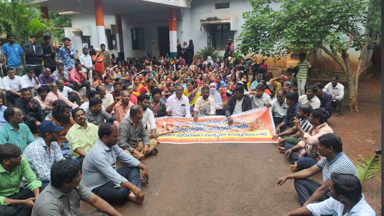 Double Bed Rooms | డబుల్‌ బెడ్‌రూం ఇళ్లను అప్పగించకుంటే మేమే ఇళ్లలోకి వెళ్తాం.. లబ్ధిదారుల వాగ్వివాదం