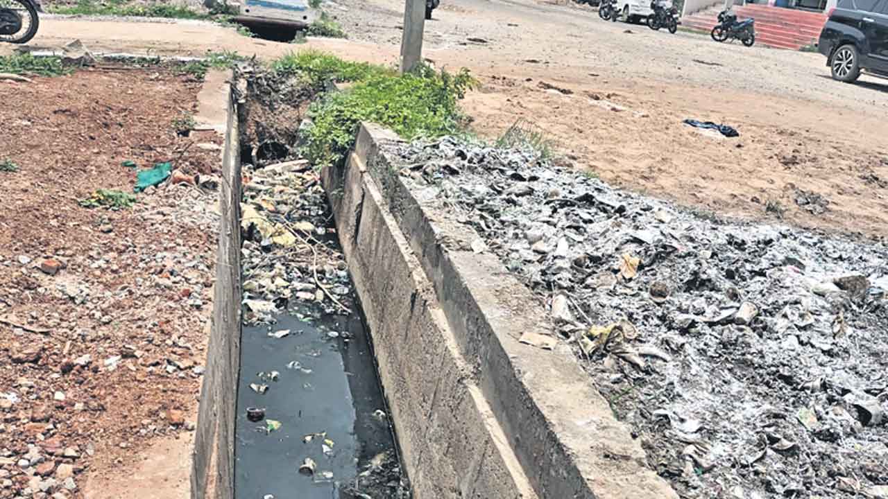 కంపు భరించలేం.. సదాశివపేటలో పడకేసిన పారిశుధ్యం