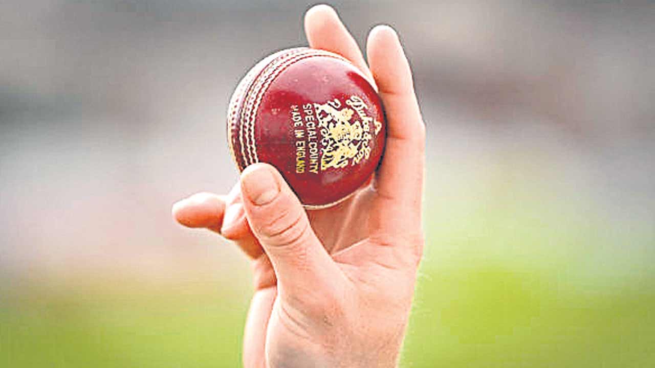 డ్యూక్‌ బంతులపై సమీక్ష