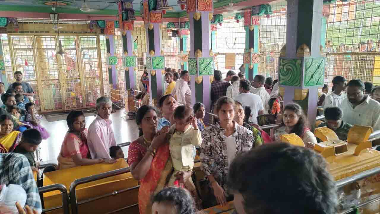 Edupayala Durgamma | వన దుర్గ భవాని సన్నిధిలో.. ఏడుపాయలలో భక్తుల సందడి