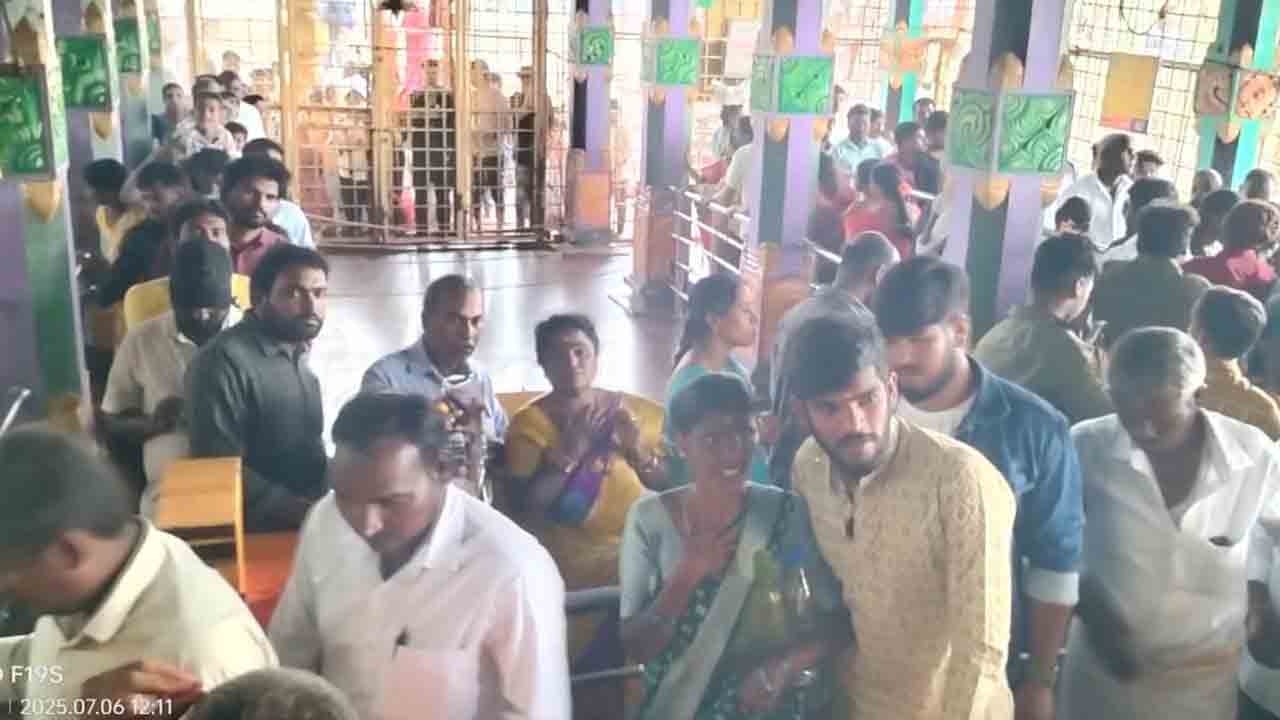 Edupayala Vanadurga Matha | ఫలాంబరిగా దర్శనమిచ్చిన ఏడుపాయల వన దుర్గామాత