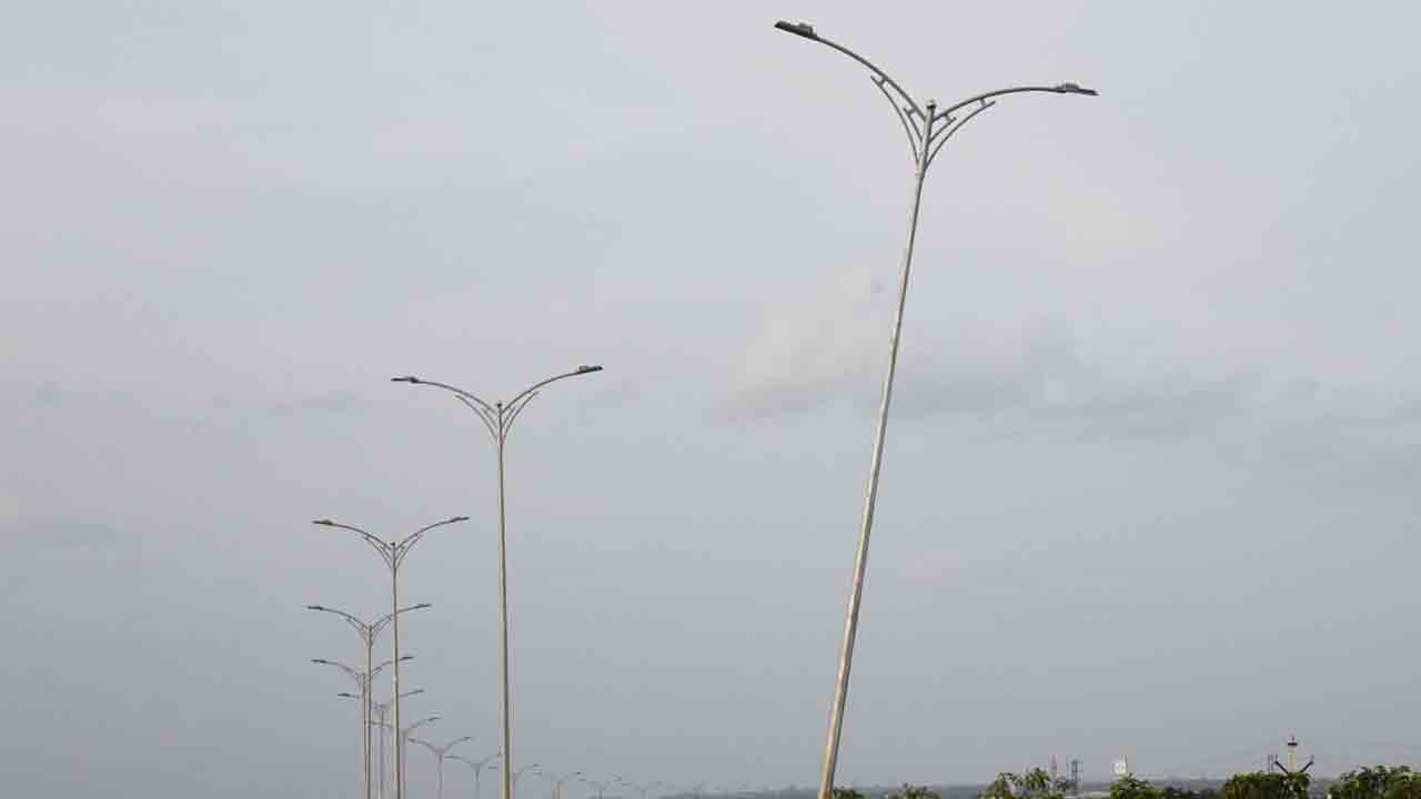 ప్రమాదకరంగా విద్యుత్‌ స్తంభాలు