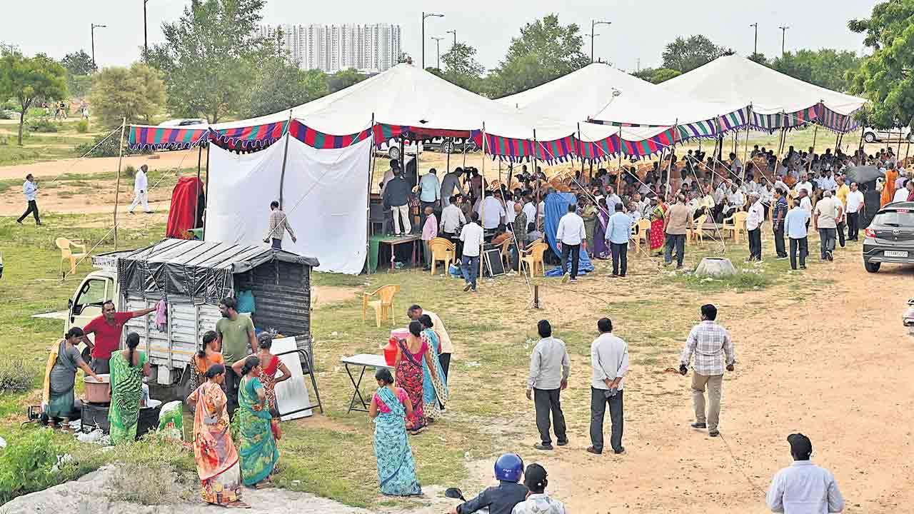 మా భూమి మాదే.. కదం తొకిన ఉద్యోగులు.. ‘బిగ్‌’ భూ దందాపై ప్రత్యక్ష కార్యాచరణ