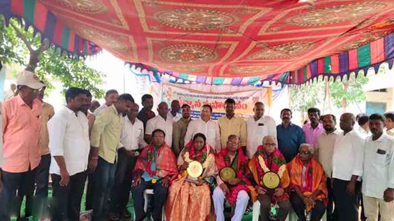 Employees | ఉద్యోగులు సొంత గ్రామానికి సేవలందించాలి : మాజీ ఎమ్మెల్యే ఎర్ర శేఖర్