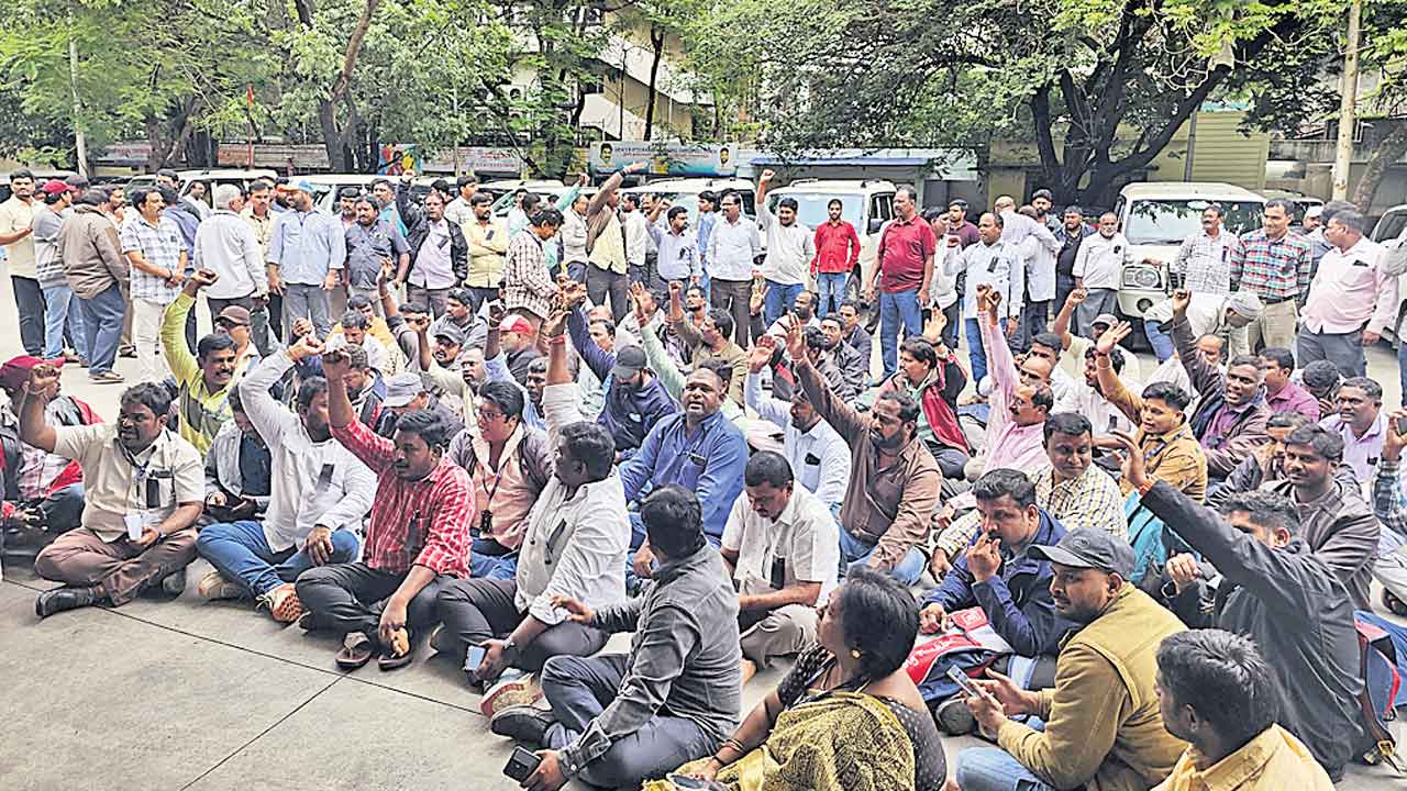 బల్దియాలో ఉద్యోగుల తిరుగుబావుటా!