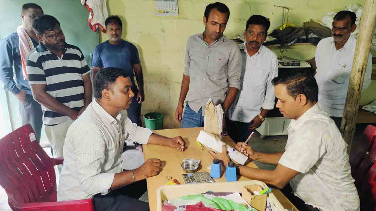 కల్లు తయారీ కేంద్రంపై ఎక్సైజ్ టాస్క్‌ఫోర్స్‌ దాడులు