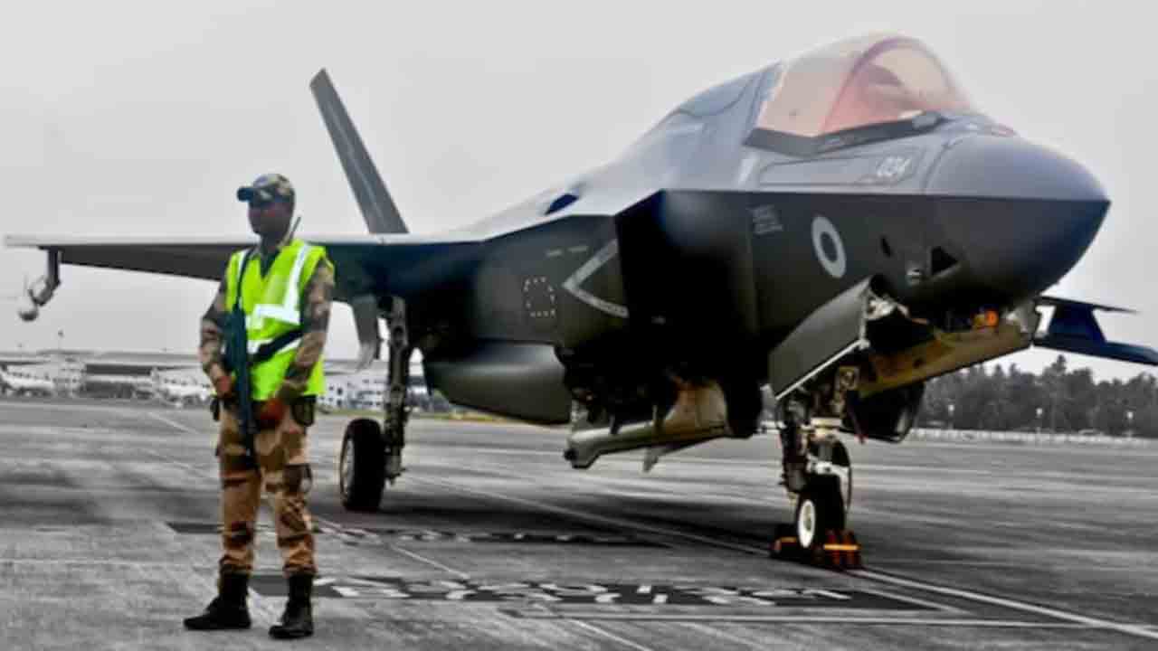 F-35 stuck in Kerala | కేరళలోనే బ్రిటన్‌ ఎఫ్‌-35 ఫైటర్ జెట్‌.. మిలిటరీ ప్లేన్‌లో   తరలించేందుకు ప్లాన్‌