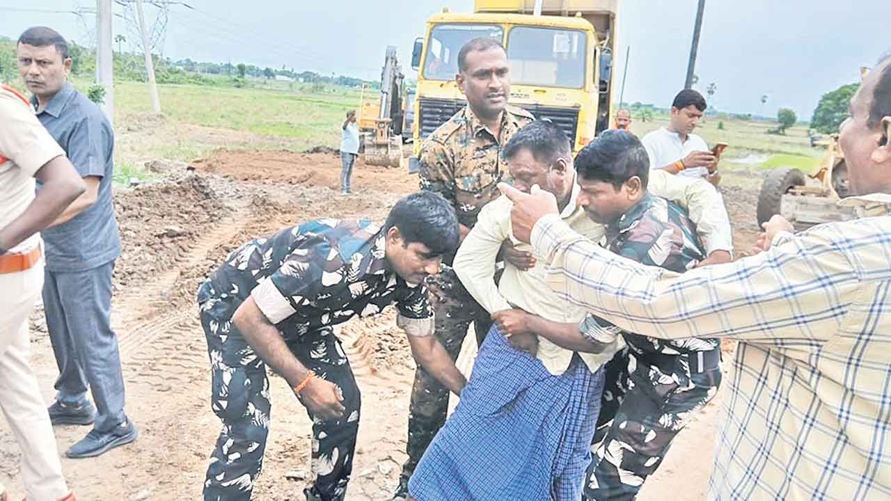 పరిహారం కోసం రోడ్డెక్కిన రైతు.. చెంజర్లలో హైవే పనులను అడ్డుకొని నిరసన