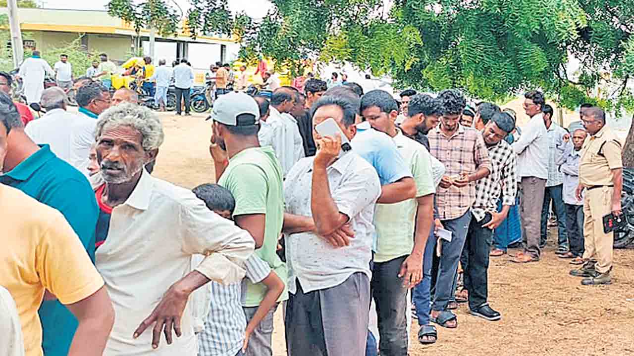 ఎరువులు ఇవ్వరెందుకు?