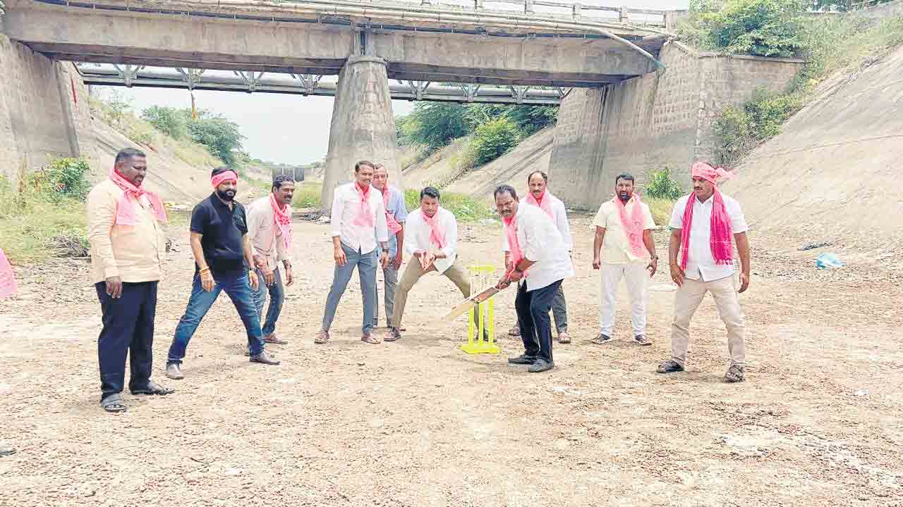 నాలుగు రోజుల్లో నీళ్లివ్వాల్సిందే.. లేదంటే రైతులతో కలిసి ధర్నా చేస్తాం