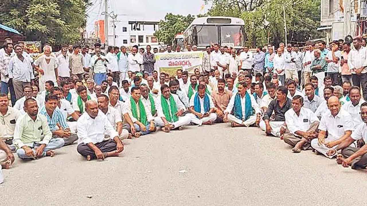 రోడ్డెక్కిన రైతన్న.. సాగునీటి కోసం కథలాపూర్‌లో భారీ ధర్నా