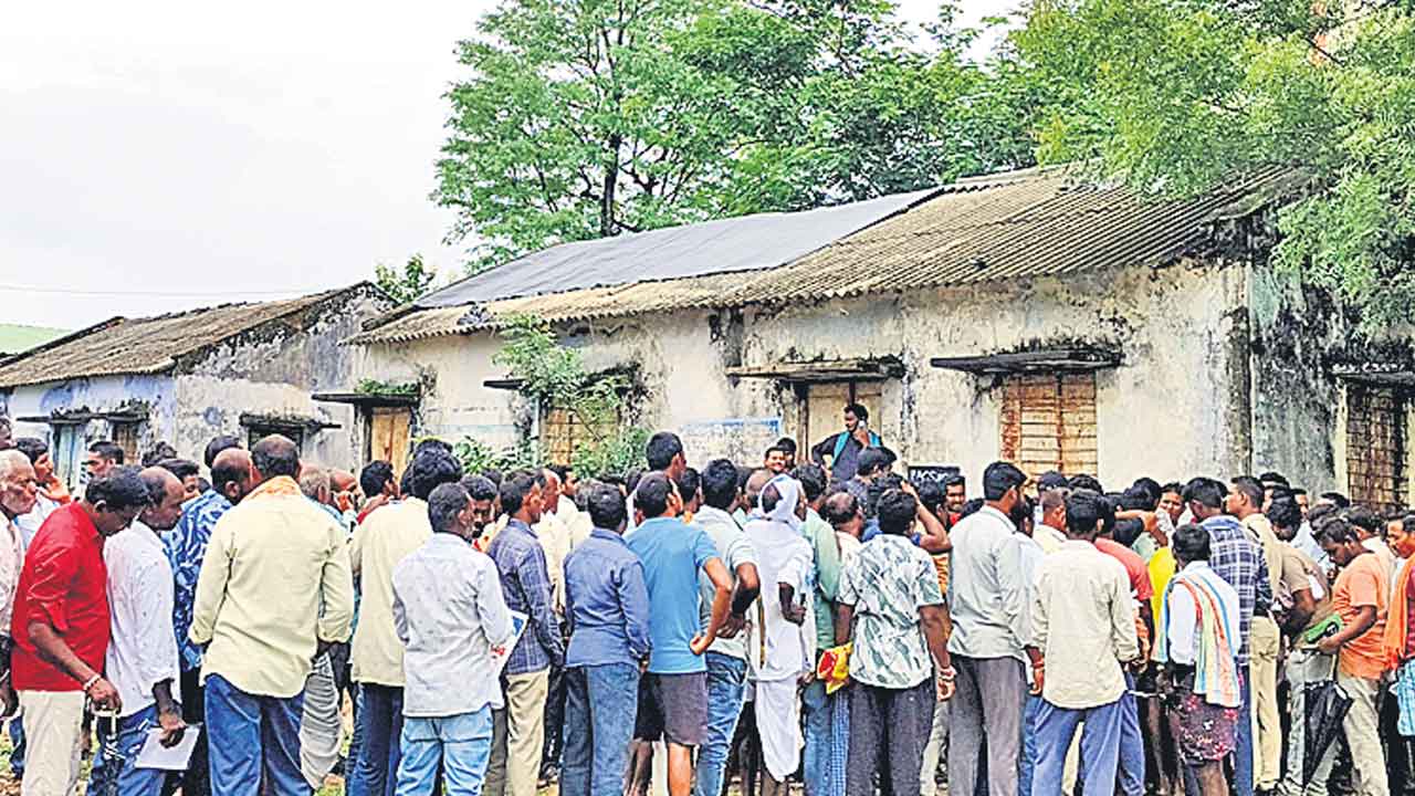 వానలోనూ యూరియా యాతన