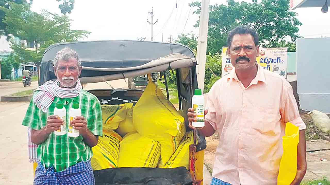 నానో కొనాల్సిందే.. గుళికల యూరియా కొరతతో రైతులపై మార్క్‌ఫెడ్‌, వ్యాపారుల ఒత్తిడి