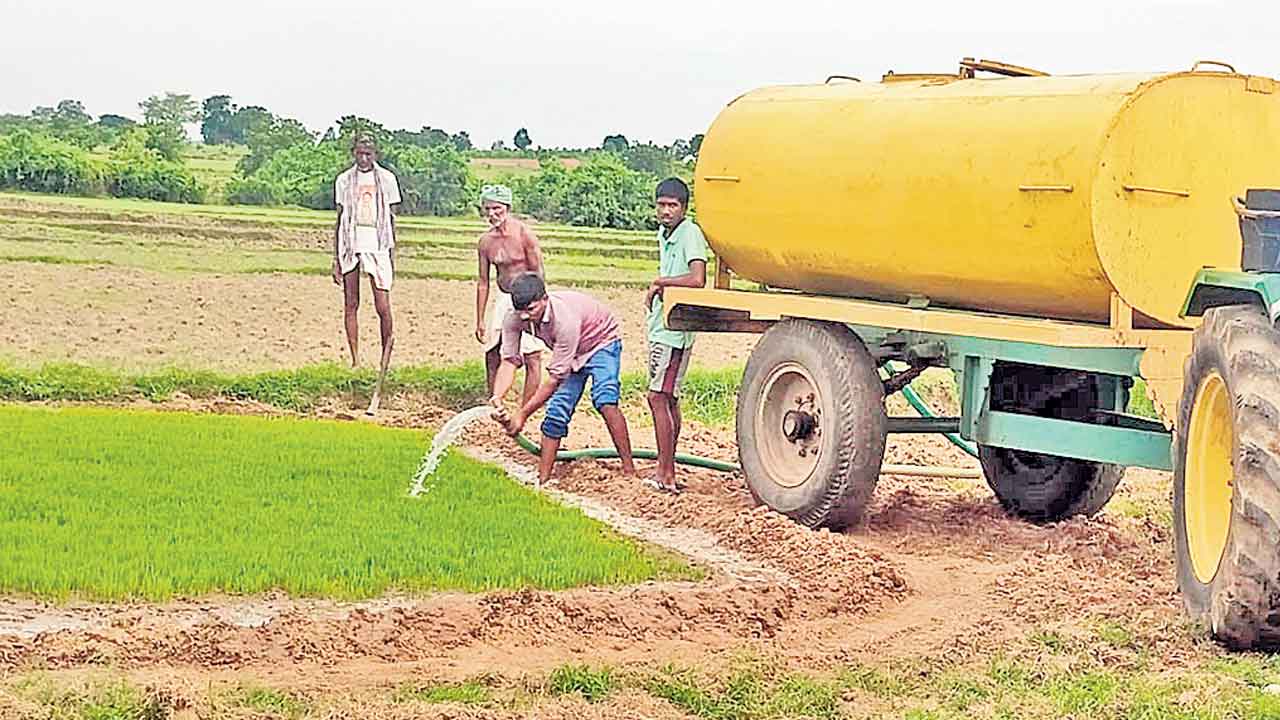 నారు కోసం.. ట్యాంకర్లతో అన్నదాతల అరిగోస