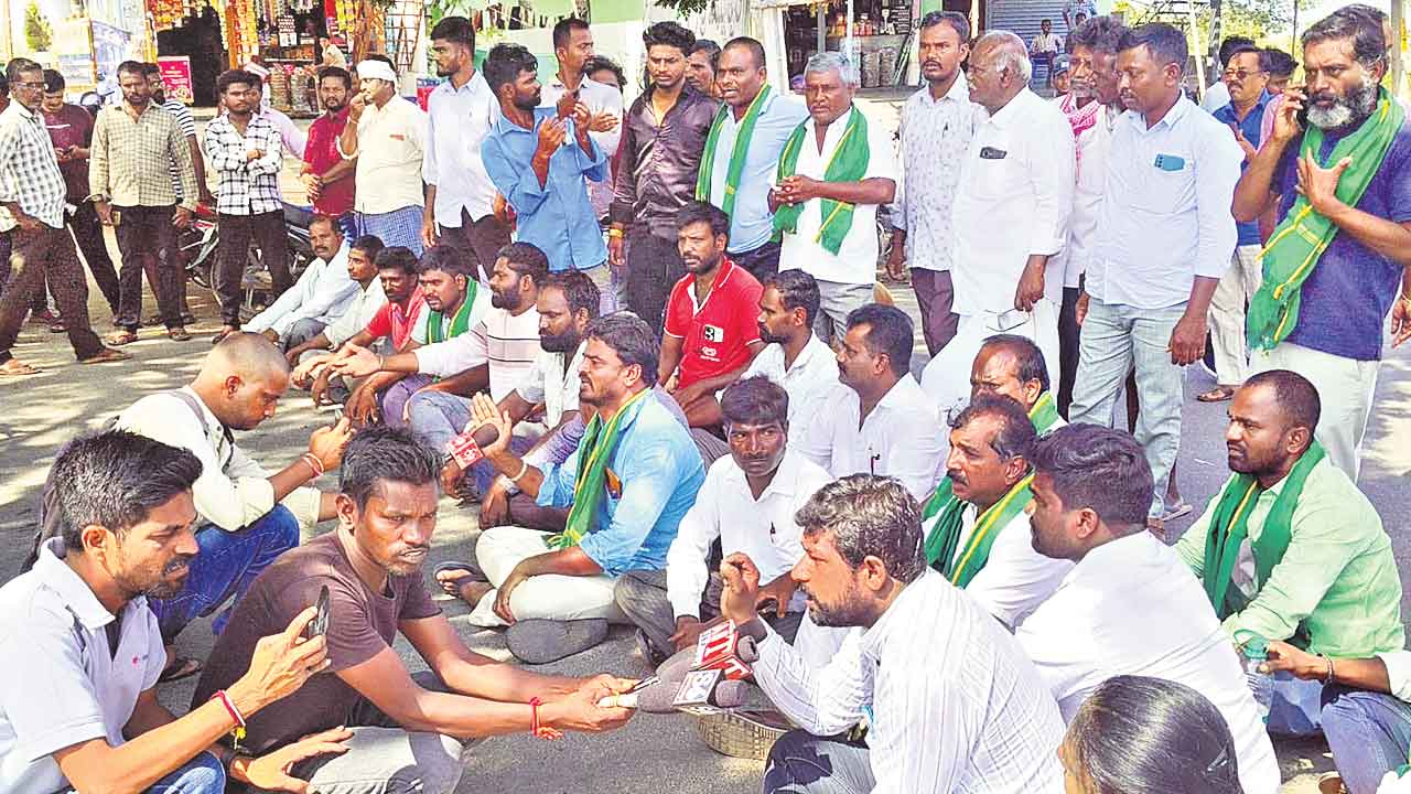 సాగునీటి కోసం రోడ్డెక్కిన రైతులు.. జనగామ-సిద్దిపేట రోడ్డుపై శామీర్పేట వద్ద ధర్నా