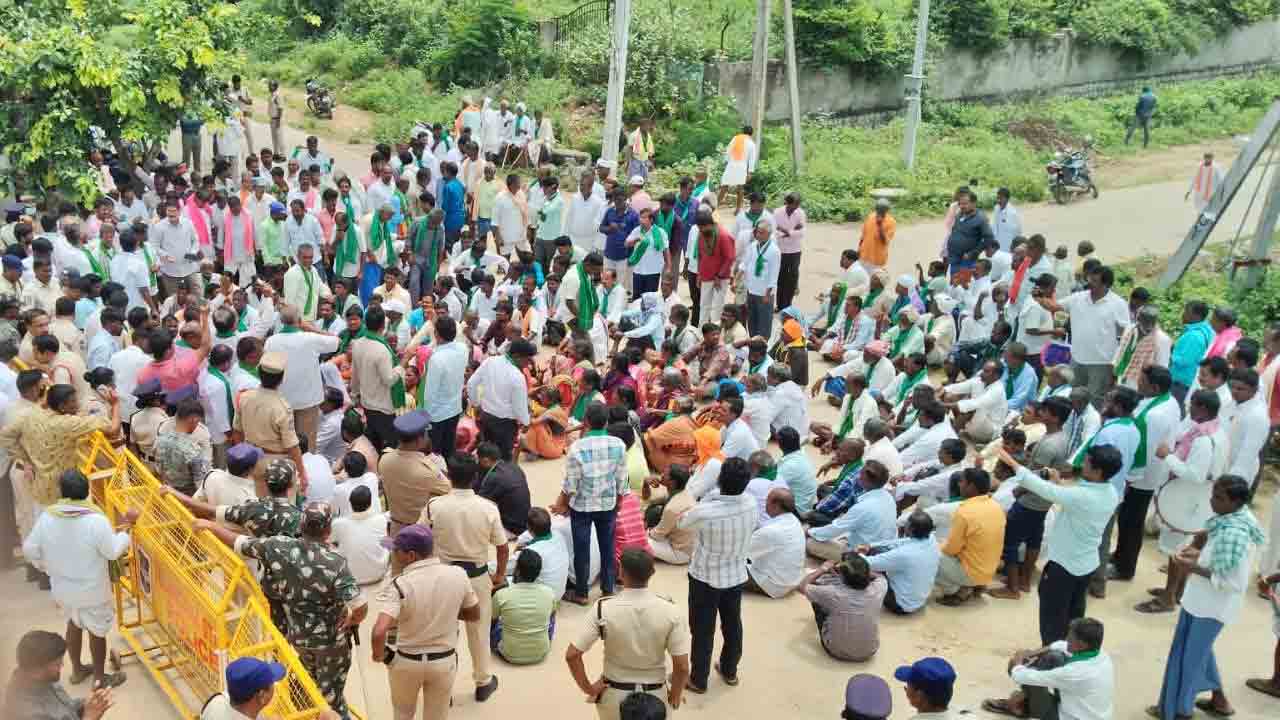 Narayanapet | భూ నిర్వాసితులను అడ్డుకున్న పోలీసులు.. రోడ్డుపై బైఠాయింపు