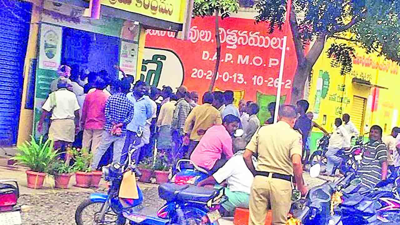 యూరియా కోసం రైతుల ఆందోళన