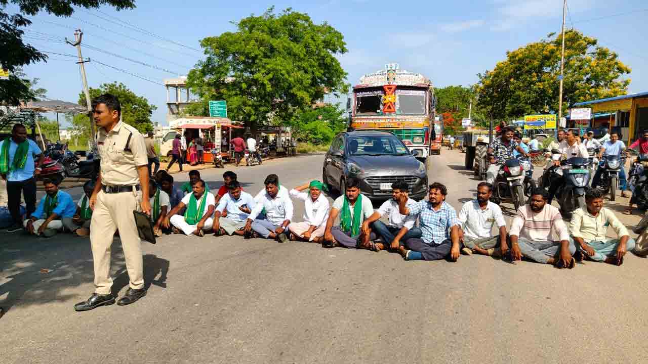 Farmers Strike | గ్రామాల్లో ఉన్న చెరువులకు గోదావరి జలాలు విడుదల చేయాలంటూ రైతుల ధర్నా