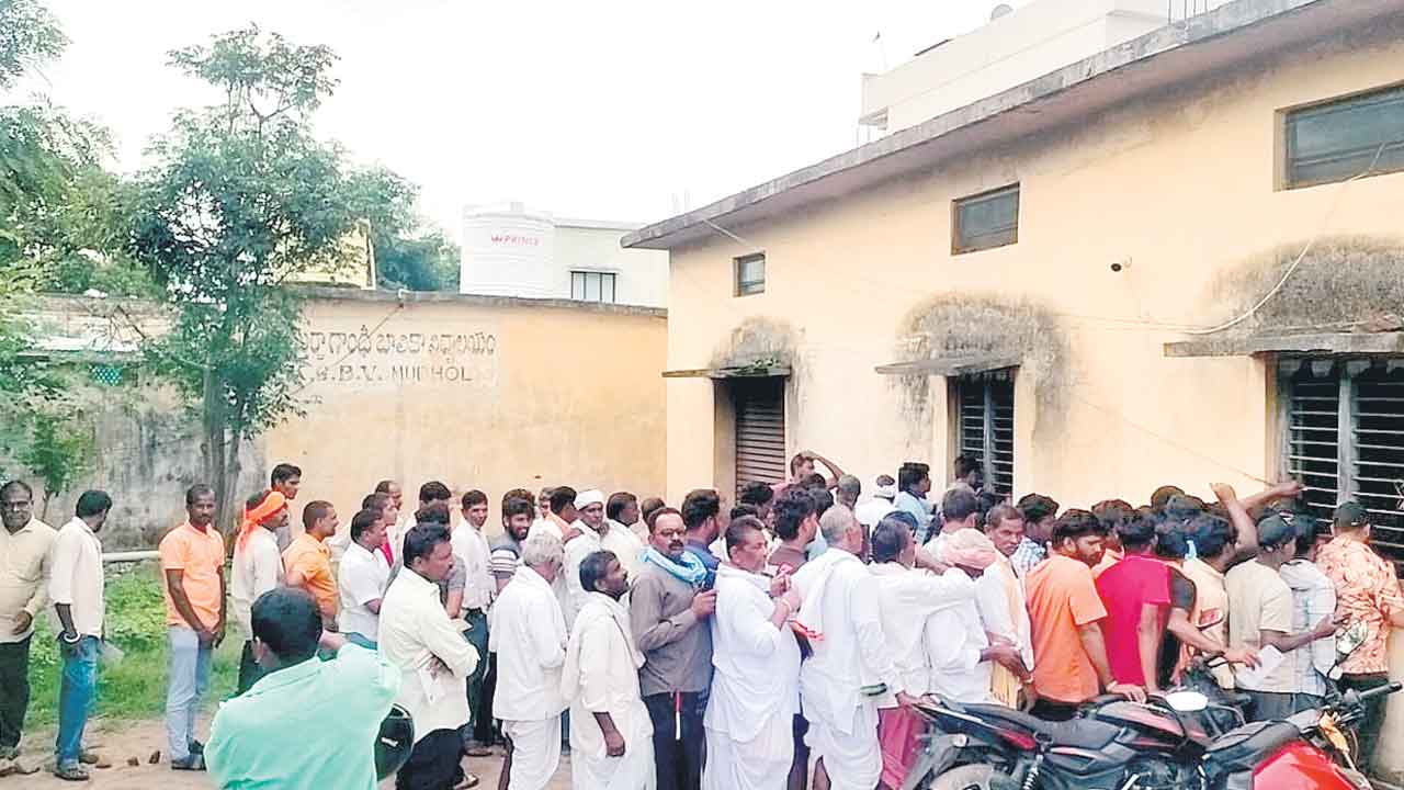 యూరియా కోసం తిప్పలు.. అన్నదాతలు