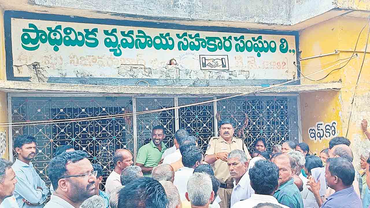 పోలీసు భద్రత మధ్య పంపిణీ