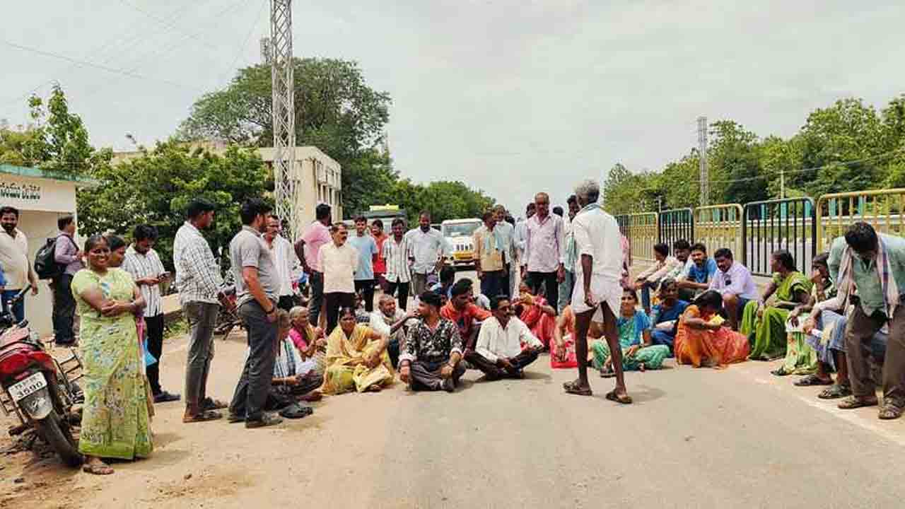Farmers protest | రెబ్బెన మండలంలో యూరియా కోసం రైతుల రాస్తారోకో