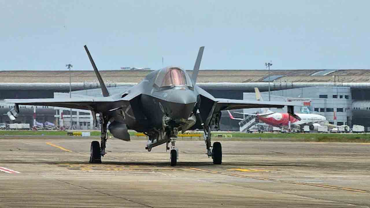 F-35 Fighter Jet | నెలరోజులైనా ఇంకా కేరళలోనే బ్రిటన్‌ ఫైటర్‌ జెట్‌