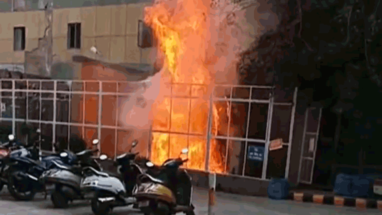 Fire at AIIMS | ఢిల్లీ ఎయిమ్స్‌ వద్ద అగ్నిప్రమాదం