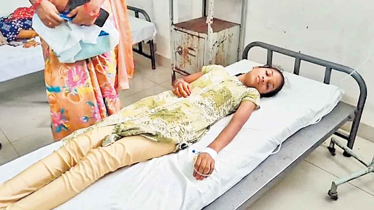 గురుకులంలో ఫుడ్‌పాయిజన్‌.. 30 మంది విద్యార్థినులకు అస్వస్థత