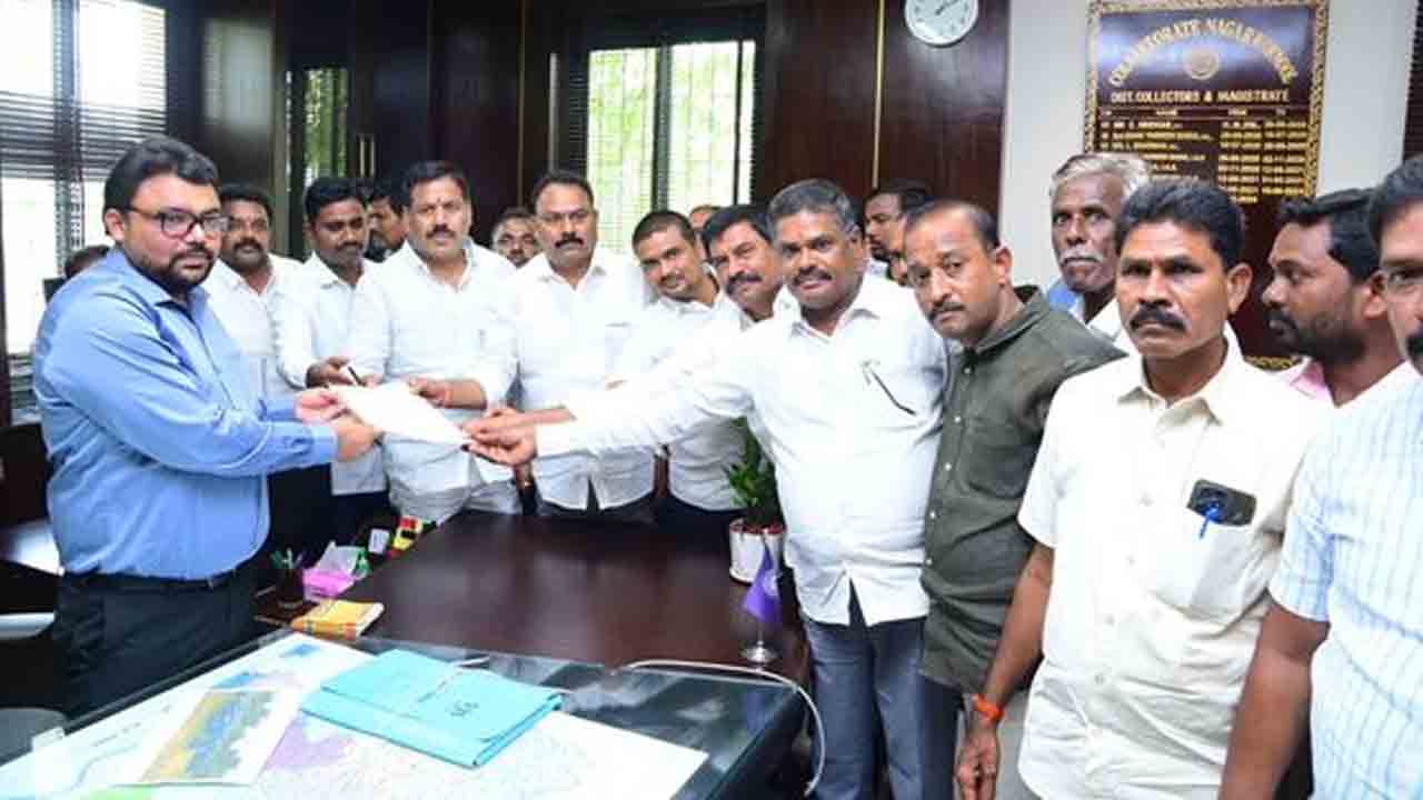 Transfarmers | రైతులకు ట్రాన్స్ఫార్మర్స్ అందజేయకుంటే సబ్ స్టేషన్లను ముట్టడిస్తాం