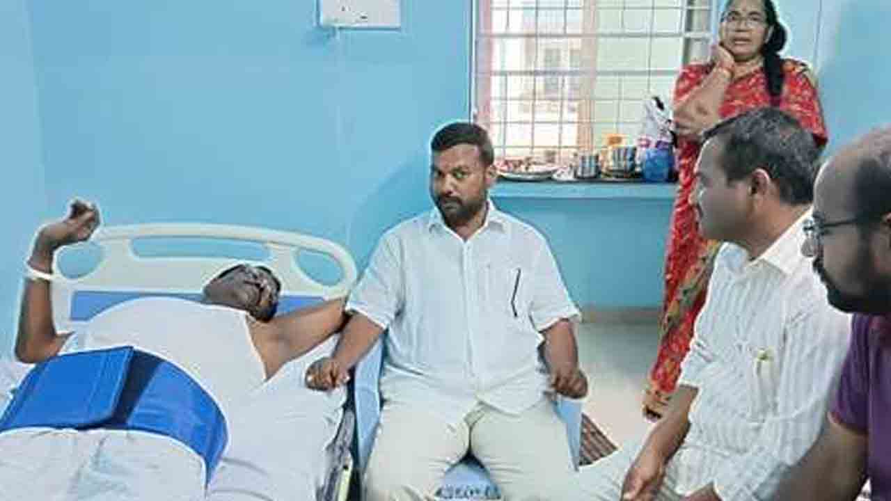 BRS Leader | బీఆర్‌ఎస్‌ నాయకుడిని పరామర్శించిన బీసీ కన్వీనర్‌