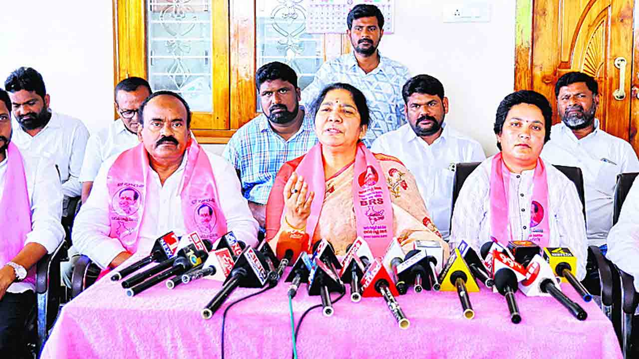 అభివృద్ధి మరచి బురదజల్లే యత్నం