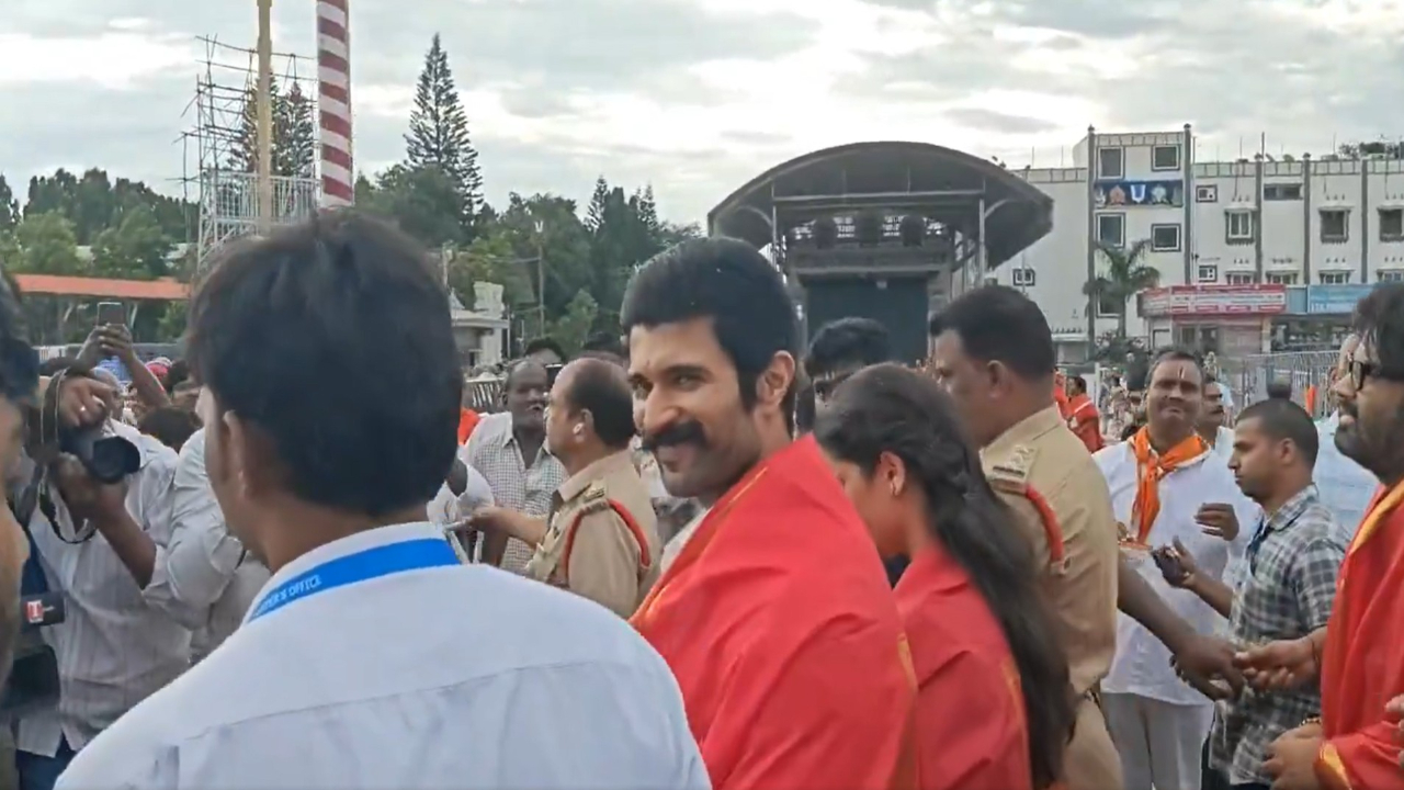Vijay Devarakonda | తిరుమ‌ల శ్రీవారిని ద‌ర్శించుకున్న విజ‌య్ దేవ‌ర‌కొండ‌, భాగ్య‌శ్రీ భోర్సే
